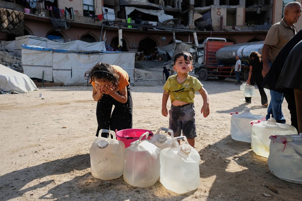 AP Photo/Jehad Alshrafi أطفال في غزة