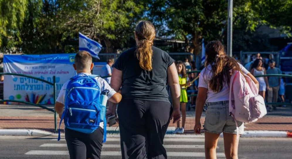 Des enfants arrivent pour leur premier jour d'école dans la ville israélienne de Mevaseret Zion, le 1er septembre 2025.