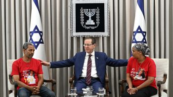 Le président israélien Isaac Herzog, aux côtés de la famille de Hymanut Kassaou, le 25.08.2026