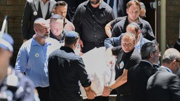 La famille porte le cercueil de Matilda, 10 ans, plus jeune victime de l'attentat antisémite de Bondi Beach, à Sydney, le 18.12.2025