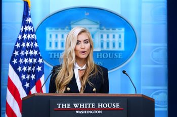 La porte-parole de la Maison Blanche, Katie Zacharia, s'entretient avec des journalistes dans la salle de presse James Brady de la Maison Blanche, le mardi 13 octobre 2026, à Washington.