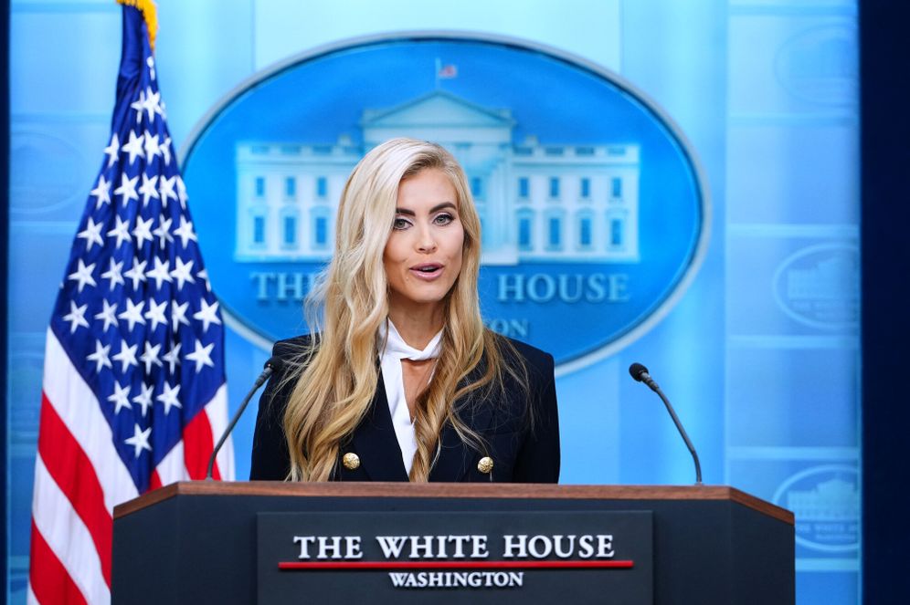 AP Photo/Julia Demaree Nikhinson La porte-parole de la Maison Blanche, Katie Zacharia, s'entretient avec des journalistes dans la salle de presse James Brady de la Maison Blanche, le mardi 13 octobre 2026, à Washington.
