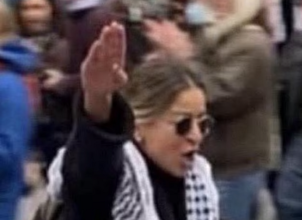 Une manifestante, identifiée comme Mai Abdullhadi, filmée en train de faire un salut nazi