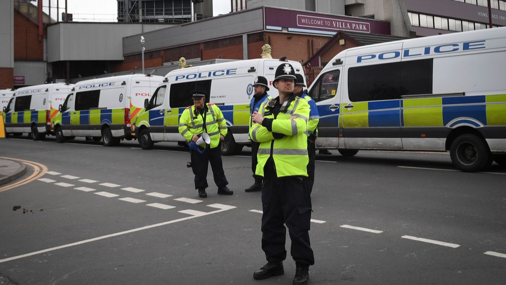 Royaume-Uni : le chef de la police des West Midlands démissionne après la controverse sur l’interdiction de supporters israéliens