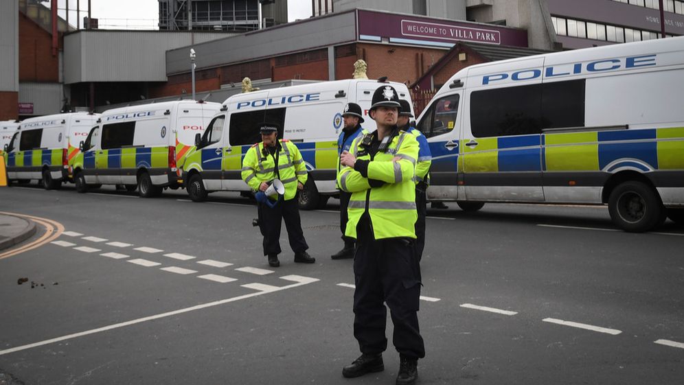 Illustration - La police des West Midlands au stade Villa Park de Birmingham