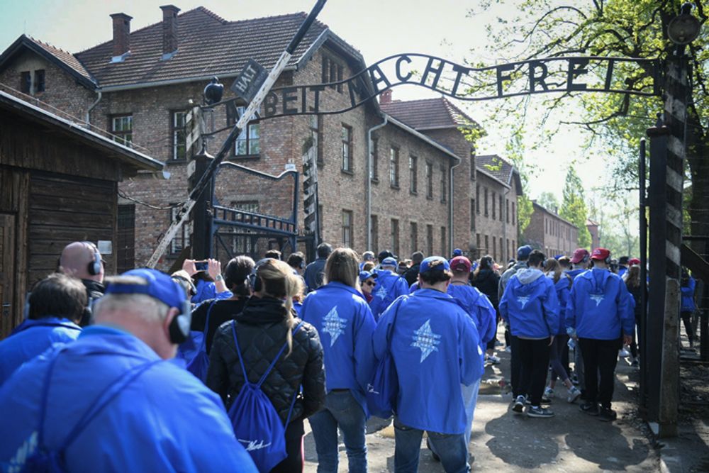 Des personnes participant à la Marche des vivants visitent le camp de concentration d'Auschwitz en Pologne, alors qu'Israël marque la journée annuelle de commémoration de l'Holocauste, le 1er mai 2019.