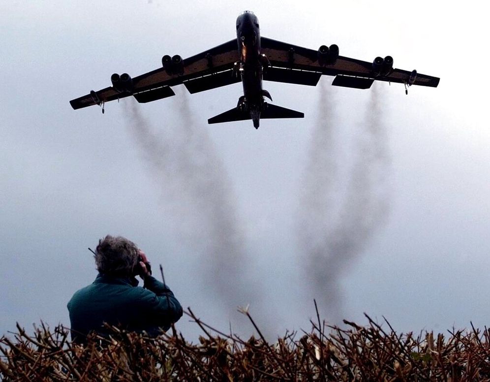 AP Photo/Dave Caulkin مواطن يراقب قاذفة أمريكية من قاعدة فيرفورد