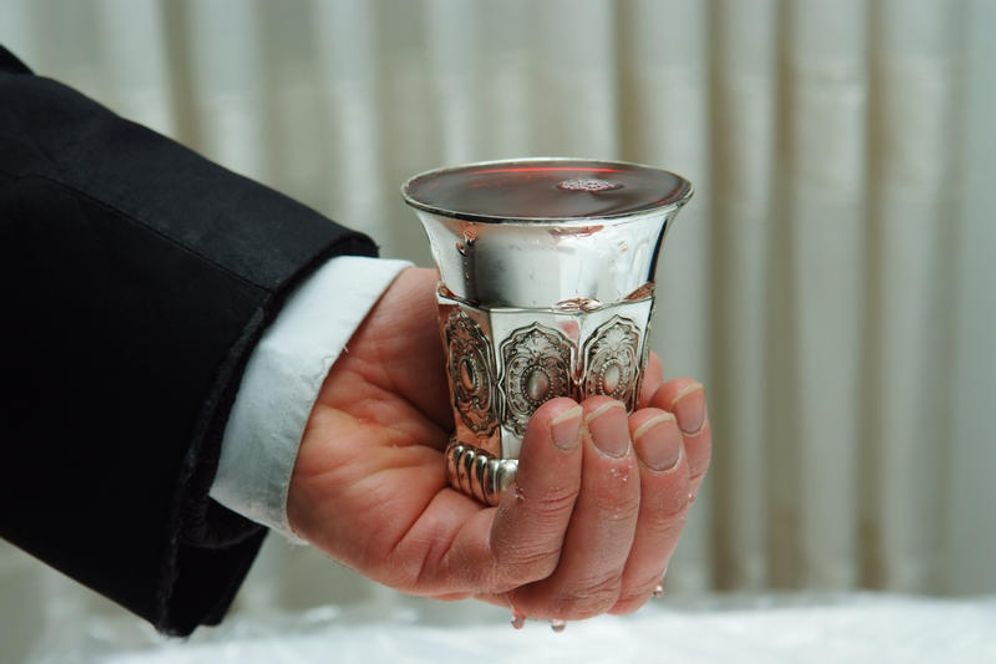 Un homme tenant une coupe de vin