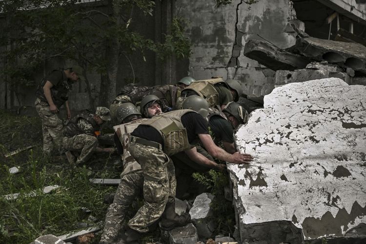 Ukrainian soldiers inspect a destroyed warehouse reportedly targeted by Russian troops on outskirts of Lysychansk, in the eastern Ukrainian region of Donbas on June 17, 2022.