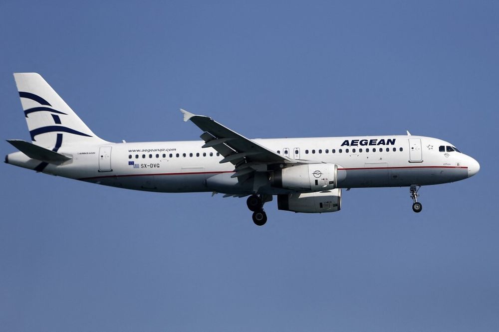 Un Airbus A320-232 de la compagnie aérienne grecque Aegean s'apprête à atterrir à l'aéroport de Larnaca, dans le sud de Chypre. 