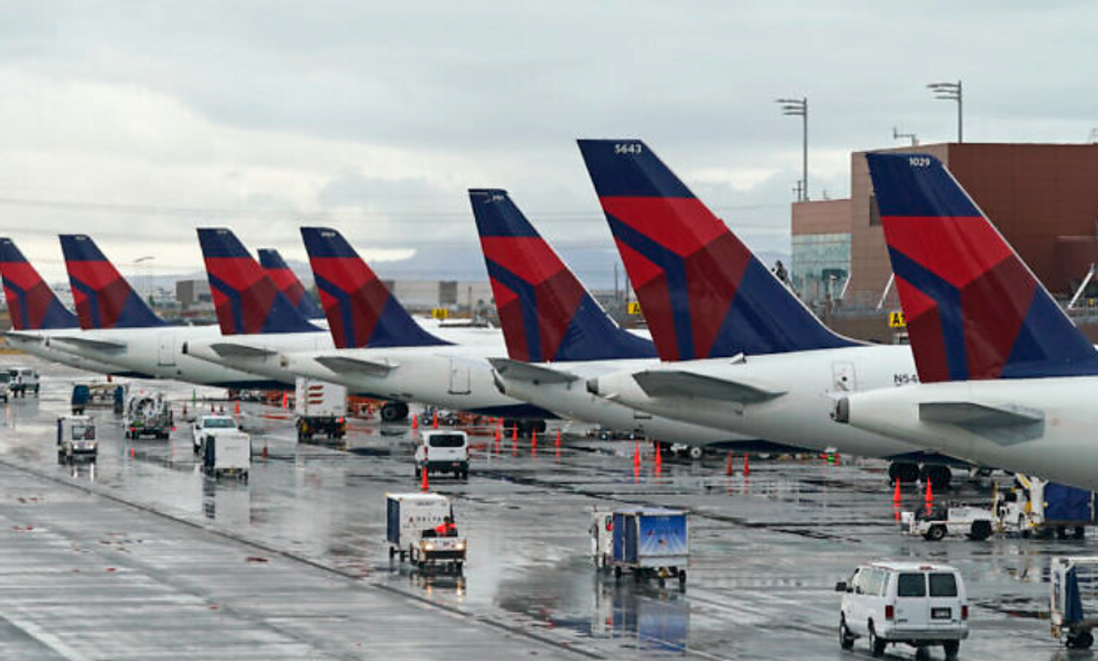 AP Photo/Rick Bowmer Des avions de la compagnie Delta à leur porte d'embarquement, le 13 juin 2022, à l'aéroport international de Salt Lake City, à Salt Lake City.