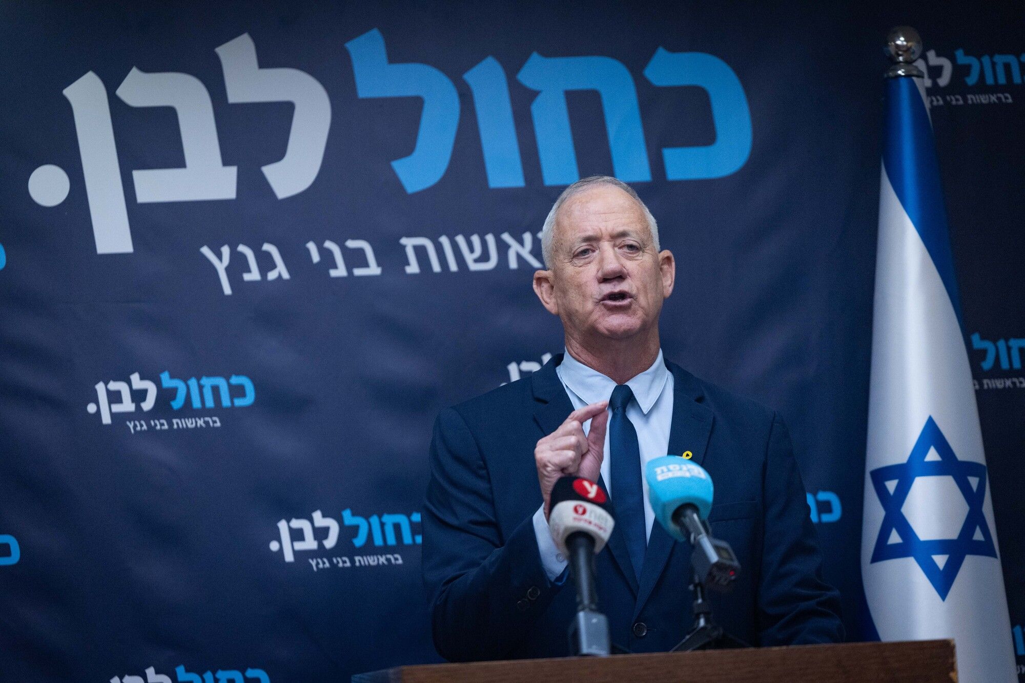 גנץ מותח ביקורת חריפה על הדחת אדלשטיין: "החלטה פוליטית פסולה המביכה את ישראל"