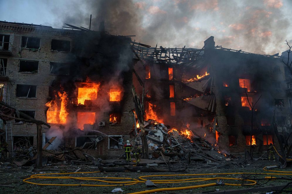 ASSOCIATED PRESS בניין בקייב בוער לאחר שהותקף ע"י רוסיה, הלילה