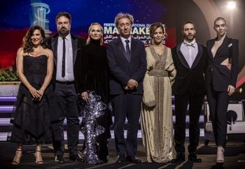 L'actrice libanaise Nadine Labaki, le réalisateur australien Justin Kurzel, l'actrice allemande Diane Kruger, le réalisateur italien Paolo Sorrentino, la réalisatrice marocaine Leila Marrakchi, l'acteur français Tahar Rahim et l'actrice britannique Vanessa Kirby assistent à la cérémonie d'ouverture du 19e Festival international du film de Marrakech, le 11 novembre 2022.