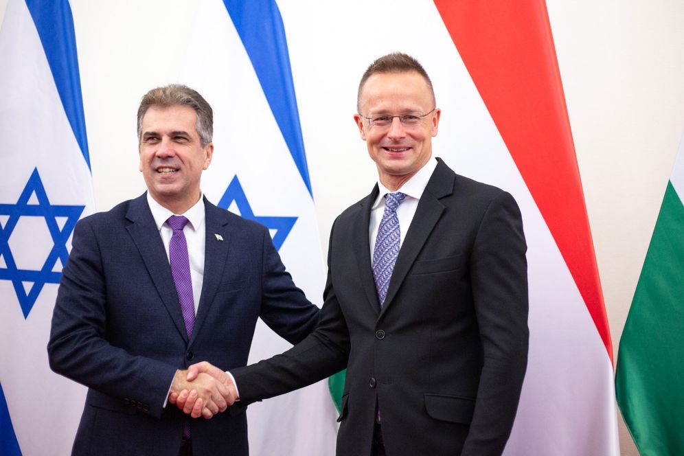Israel's Foreign Minister Eli Cohen (L) with his Hungarian counterpart Péter Szijjártó in Budapest, Hungary.