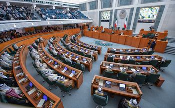 أعضاء البرلمان يشاركون في حفل أداء اليمين لأمير الكويت الجديد الشيخ مشعل الأحمد الصباح في مجلس الأمة في مدينة الكويت، الكويت، الأربعاء 20 ديسمبر 2023.