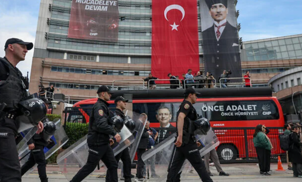 Des policiers arrivent au siège du principal parti d’opposition turc, le Parti républicain du peuple (CHP), à Ankara, le 24 mai 2026, afin d’évacuer les militants rassemblés à l’intérieur.