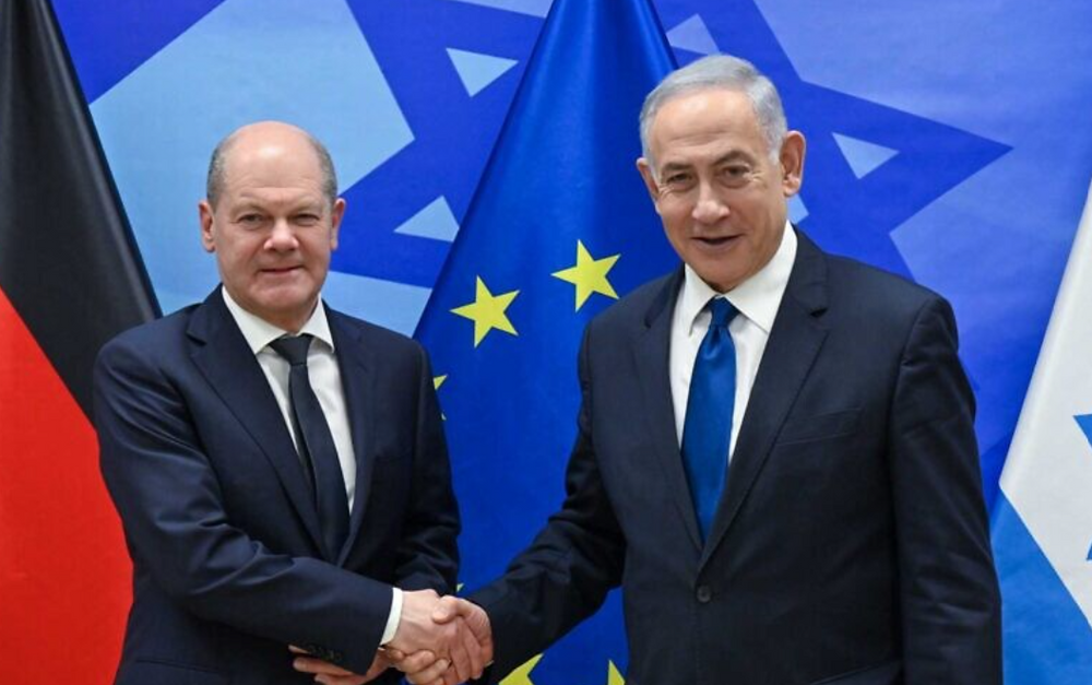 Le chancelier allemand Olaf Scholz, à gauche, serre la main du Premier ministre Benjamin Netanyahou, lors d'une conférence de presse à Jérusalem, le 17 mars 2024.