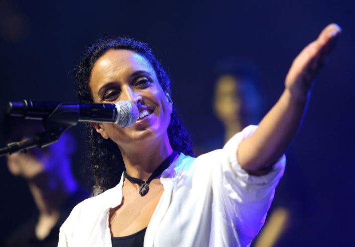 Tucker Carlson Mocks Davos Performance Of Israeli Singer Noa - Vimarsana News