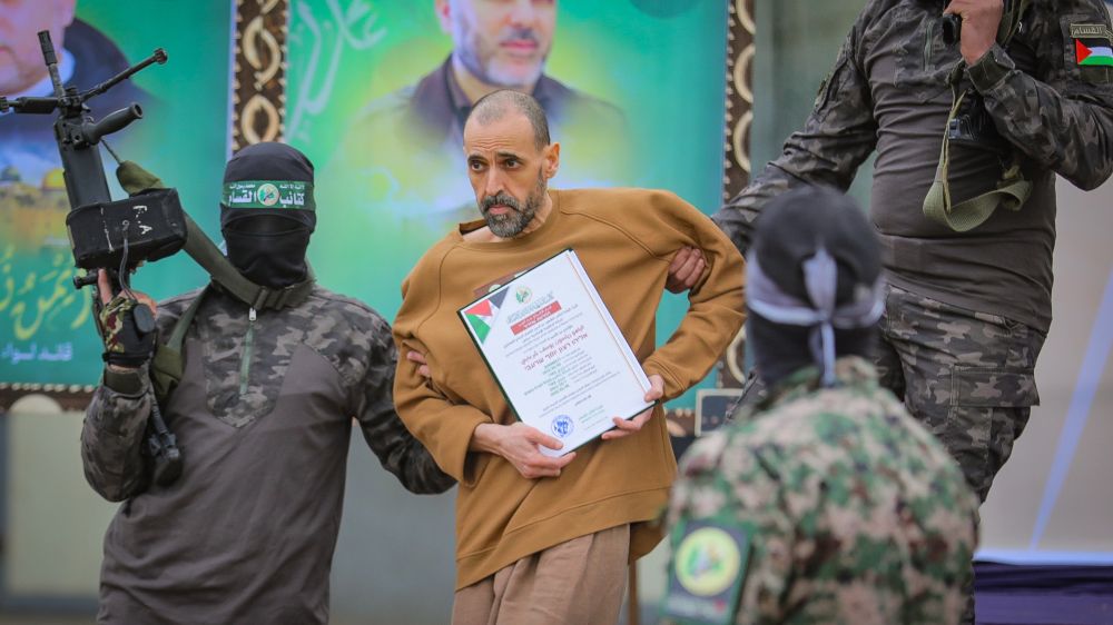 العائد من الأسر ايلي شرعبي وهو بيدي حماس