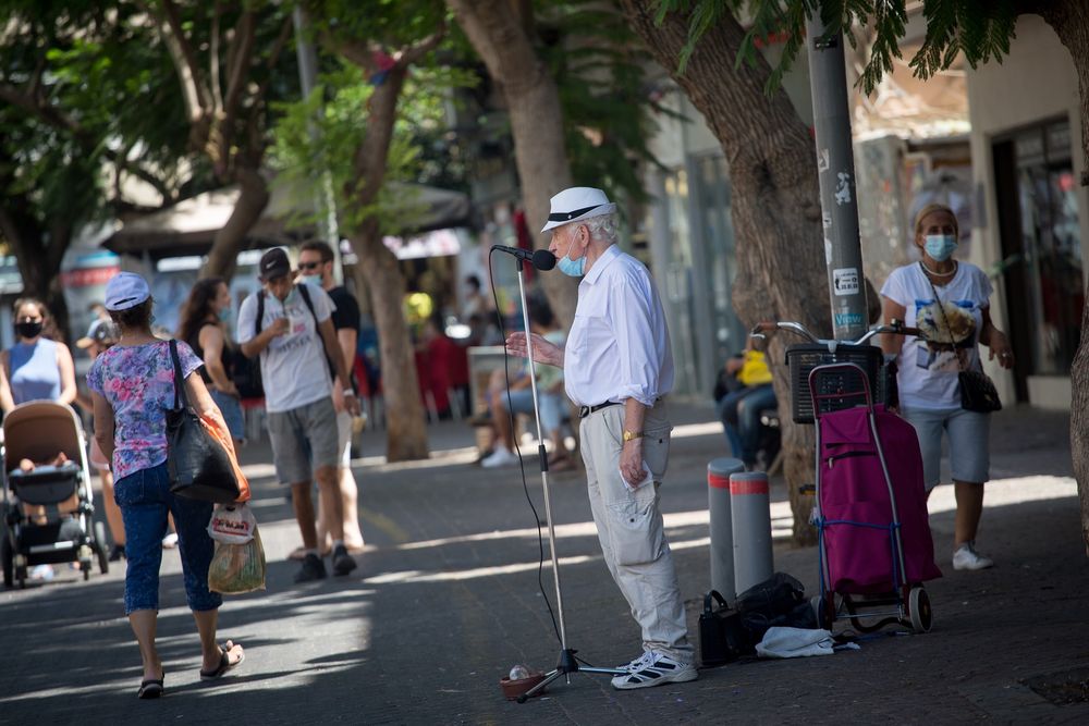 Des Israéliens portent des masques de protection à Tel Aviv en pleine pandémie de coronavirus