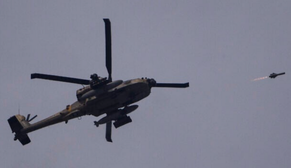 Un hélicoptère Apache des Forces de défense israéliennes tire un missile vers la bande de Gaza, vu du sud d'Israël, le 28 mai 2024. 