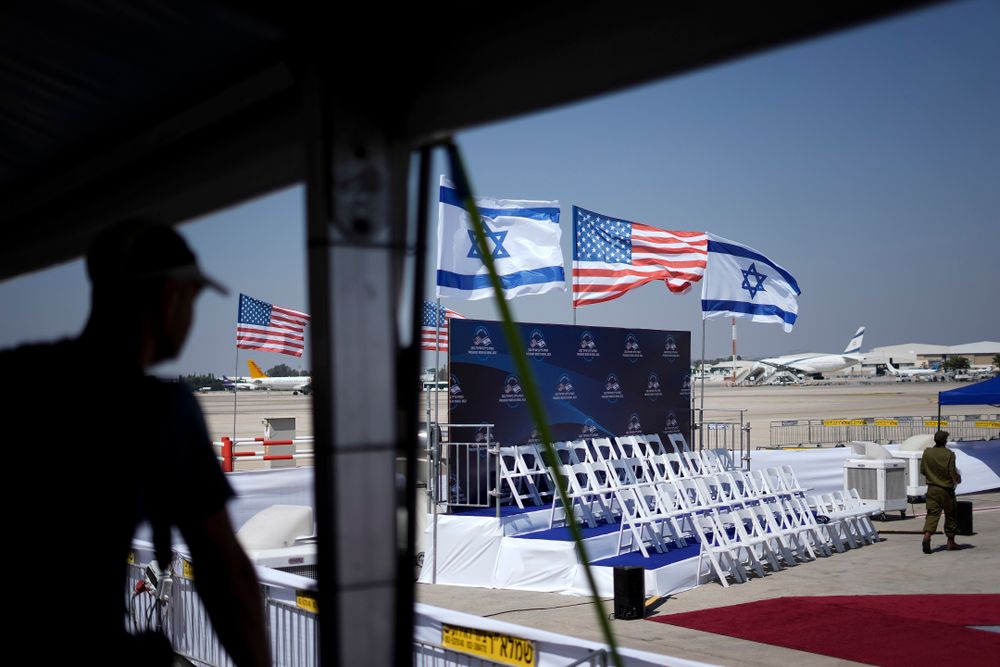 Des drapeaux israéliens et américains lors d'une répétition de la cérémonie d'accueil du président américain Joe Biden à l'aéroport Ben Gourion près de Tel Aviv, en Israël, le 12 juillet 2022