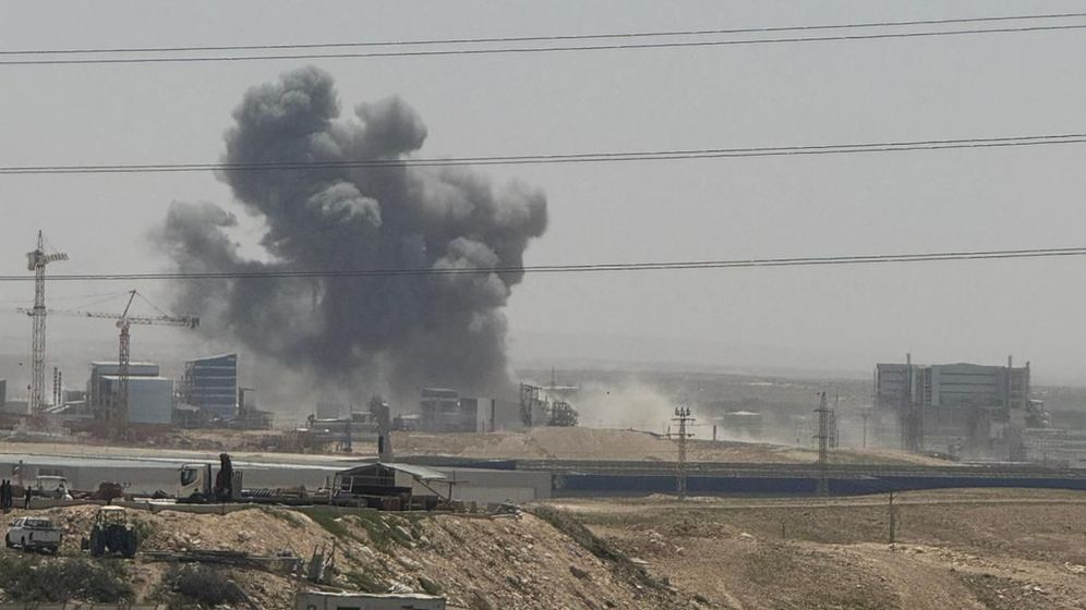 Social Media 27A Impacts dans la zone industrielle de Ne'ot Hovav, dans le sud d'Israël, à la suite de la récente salve de missiles iraniens