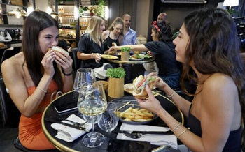 Des clients mangent des hamburgers à base de viande de "poulet de culture" dans un restaurant adjacent au site de production de SuperMeat à Ness Ziona, dans le centre d'Israël, le 18 juin 2021