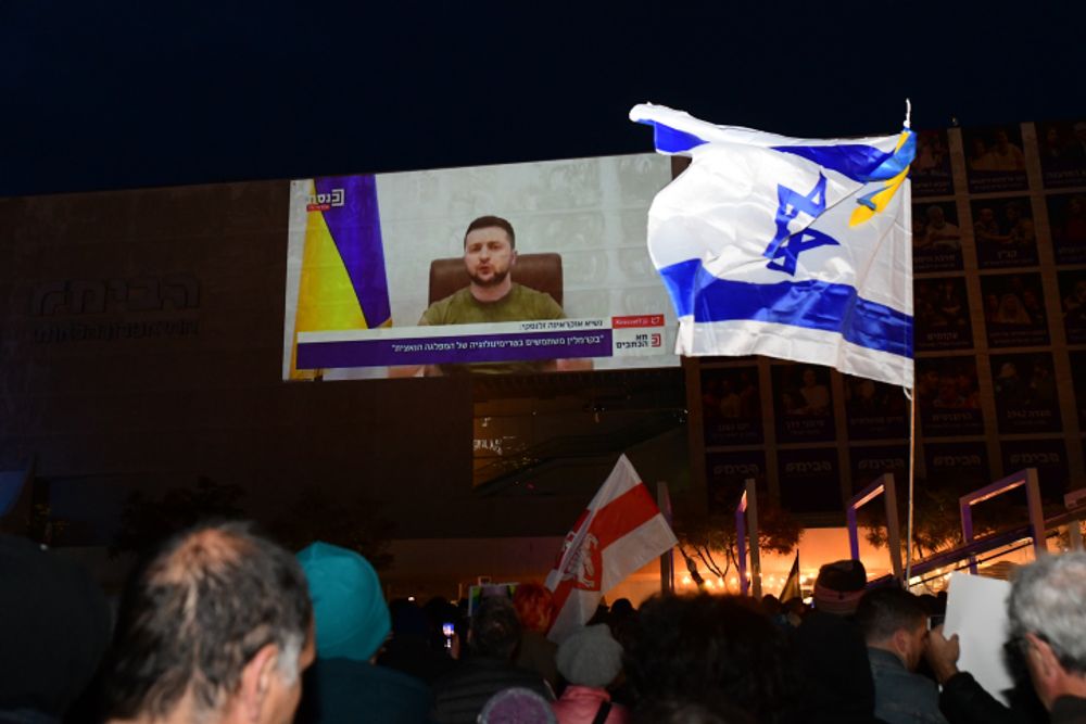 Des manifestants protestent contre l'invasion russe en Ukraine, et assiste à un discours vidéo télévisé du président ukrainien Volodymyr Zelensky à Tel Aviv, le 20 mars 2022.