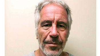 صورة جيفري إبستين أثناء اعتقاله عام 2017