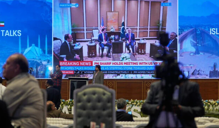 Des journalistes travaillent tandis que la télévision d’État pakistanaise diffuse la rencontre entre le vice-président américain JD Vance et le Premier ministre pakistanais Shehbaz Sharif, dans un centre de presse installé pour couvrir les négociations entre les États-Unis et l’Iran à Islamabad, au Pakistan, le 11 avril 2026