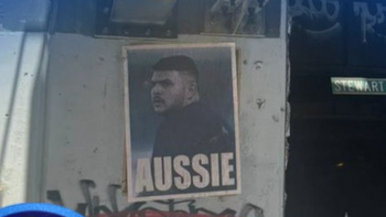 Des affiches glorifiant Naveed Akram, l'un des terroristes de Bondi Beach, placardées dans tout Melbourne