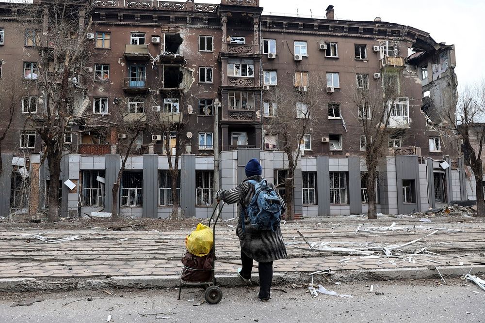 Un immeuble endommagé après de violents combats près de l'usine métallurgique d'Illich Iron & Steel Works, à Marioupol, en Ukraine, le 16 avril 2022