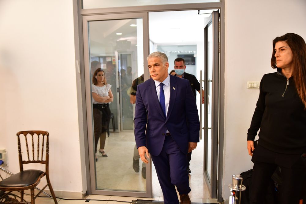 Le ministre israélien des Affaires étrangères, Yaïr Lapid, tient une conférence de presse à Tel Aviv le 14 avril 2022