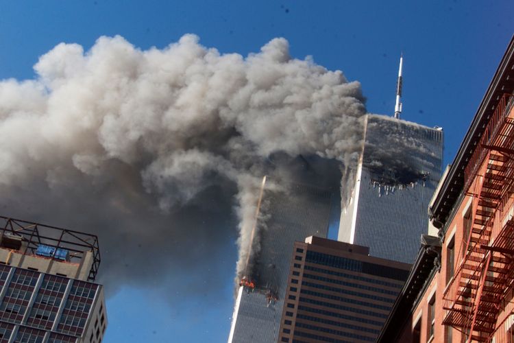 Les attentats du 11 septembre 2001 contre les tours jumelles à New York, États-Unis
