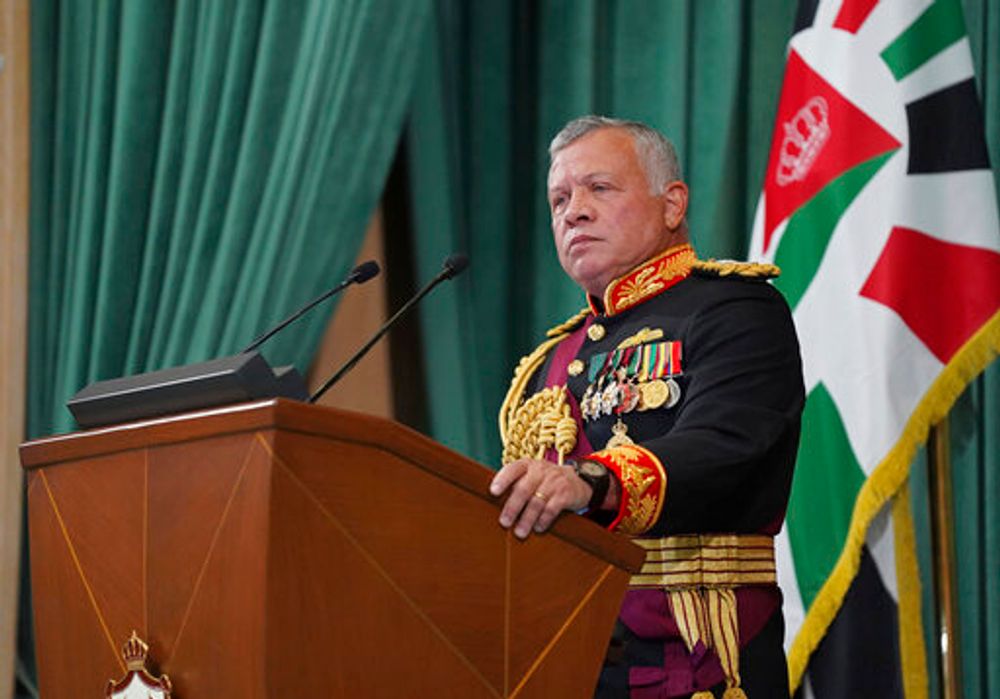 العاهل الأردني الملك عبد الله الثاني يلقي كلمة خلال افتتاح الدورة غير العادية لمجلس النواب التاسع عشر ، في عمان ،