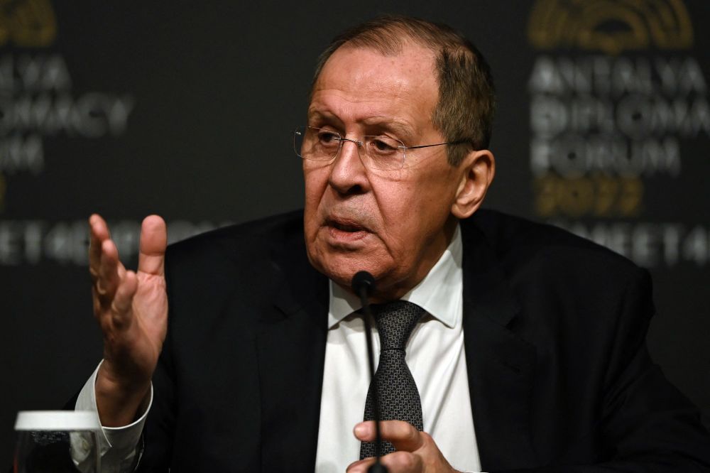 Le ministre russe des Affaires étrangères Sergueï Lavrov donne une conférence de presse après avoir rencontré le ministre ukrainien des Affaires étrangères pour des entretiens à Antalya, le 10 mars 2022.