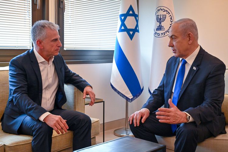 Le Premier ministre Benjamin Netanyahou (à droite) rencontre le chef du Mossad, David Barnea, le 18 avril 2024.