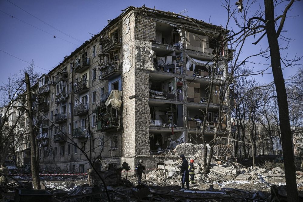 مبنى سكني من خمسة طوابق انهار جزئيًا بعد قصف روسي على كييف في 18 مارس 2022