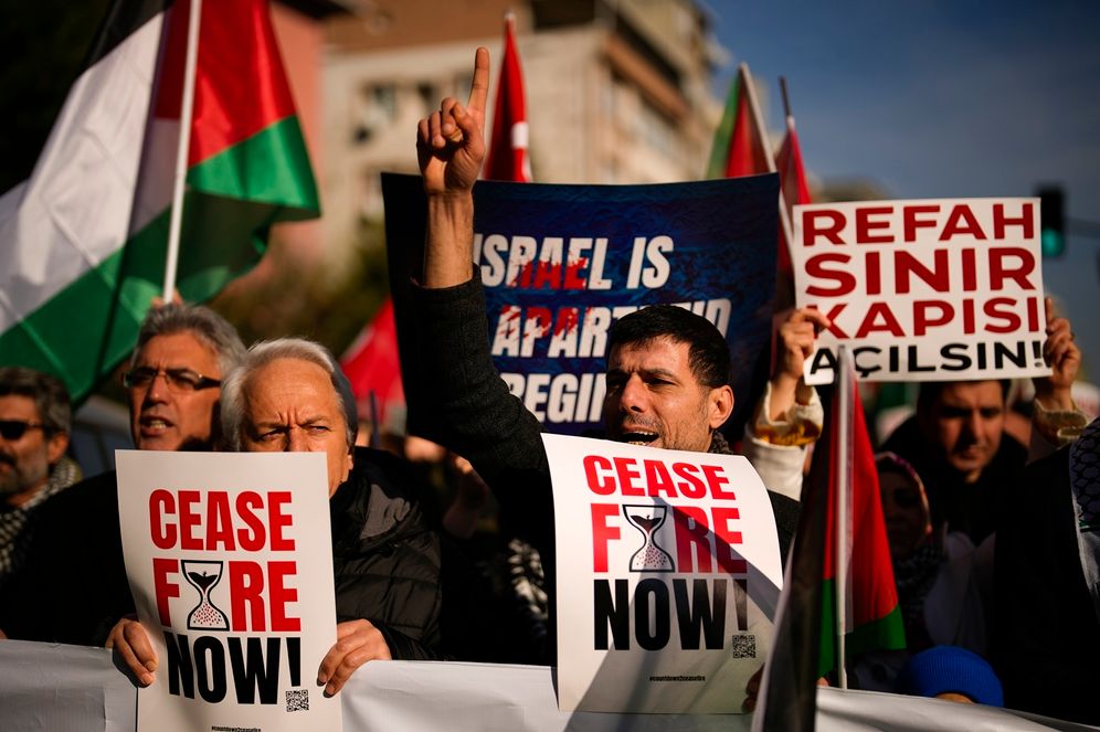 Pro-Palestinians supporters call for an immediate ceasefire in Gaza, in Istanbul, Turkey