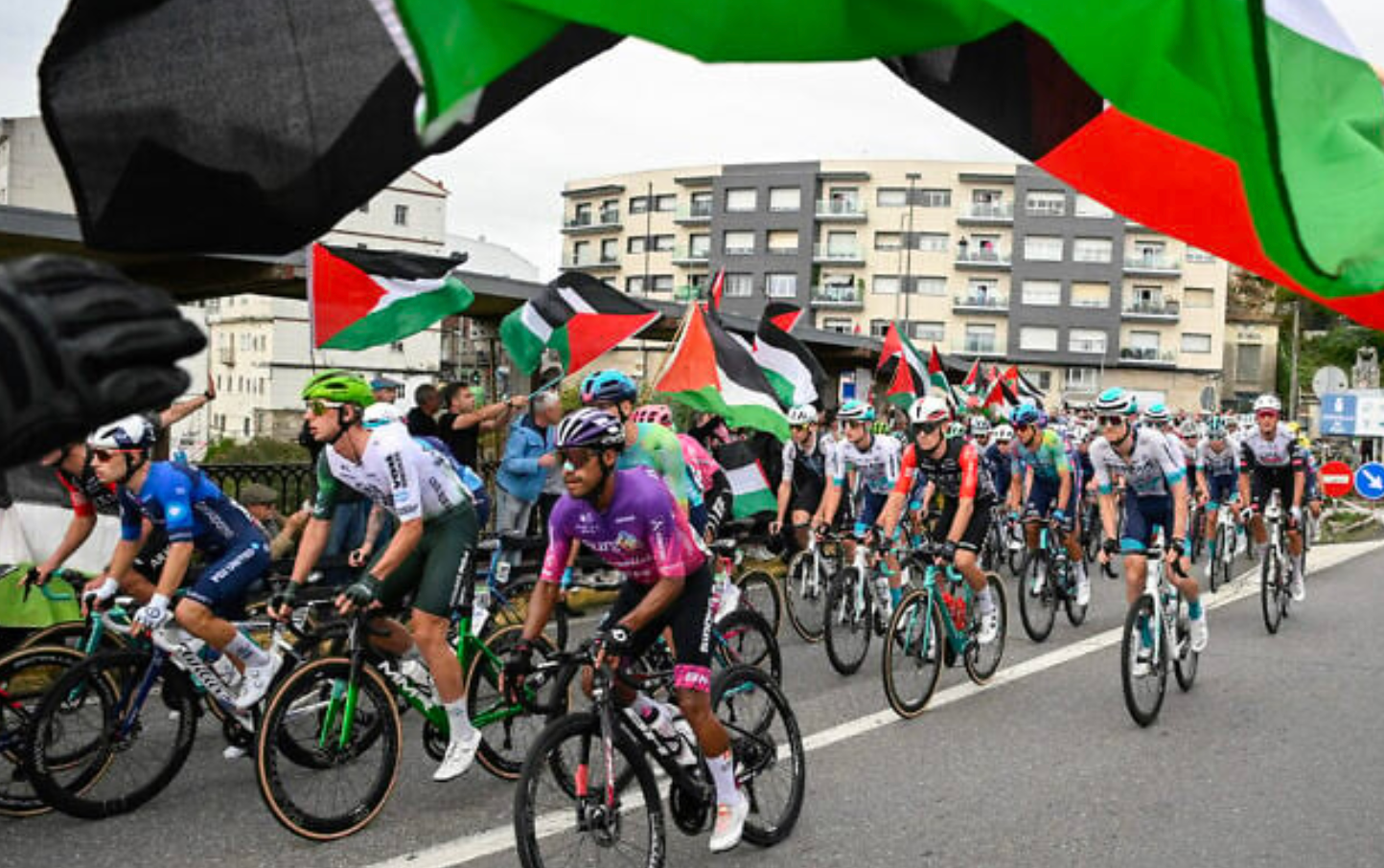 La Vuelta écourtée à nouveau en raison de manifestations pro-palestiniennes et anti-israéliennes