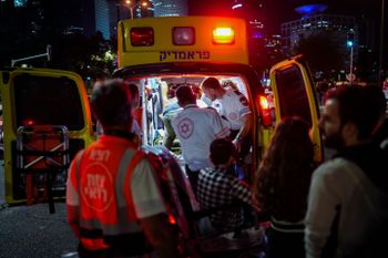 Les services de secours interviennent après que des manifestants ont été renversés par un véhicule à Tel-Aviv, le  avril 2024