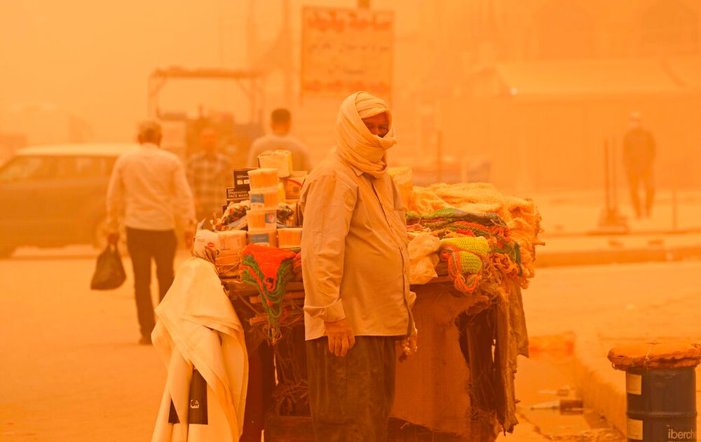 A street vendor during a sandstorm in Baghdad, Iraq, on May 16, 2022.