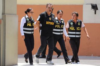 La police péruvienne escorte l'Iranien Majid Azizi au siège de la police à Lima, Pérou
