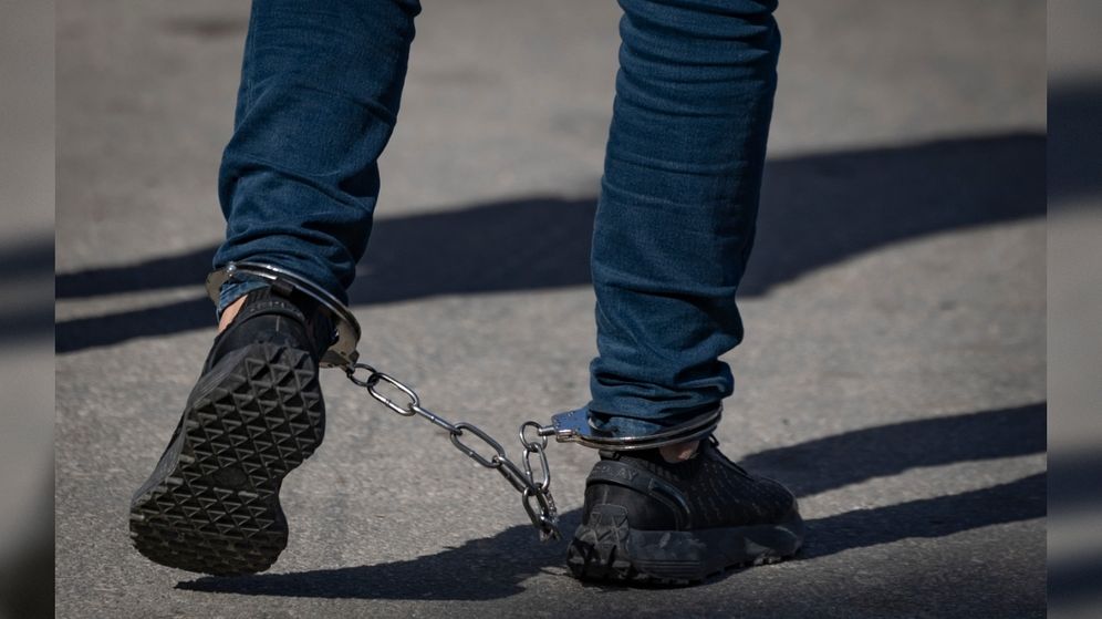 אזיקים על רגליו של אדם עצור, ארכיון