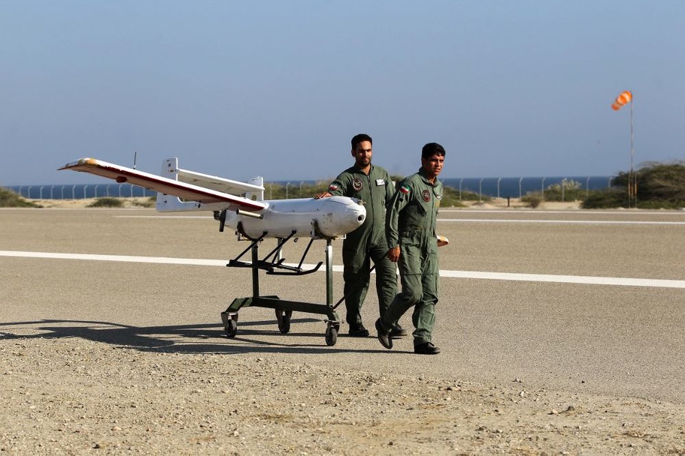 Un drone de fabrication iranienne exhibé par les forces du pays au port de Bandar dans le sud de l'Iran