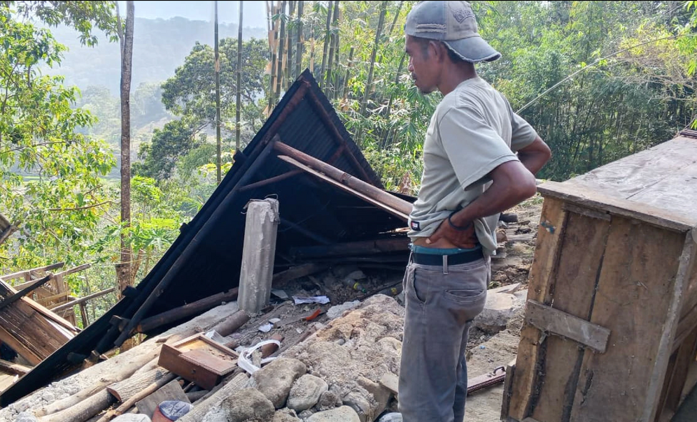 AP Photo/ Kurniawan Un puissant séisme de magnitude 7,7 a frappé samedi matin la région de Florès