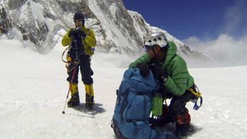 מטיילים בדרכם לפסגת הר האוורסט (למצולמים אין קשר לנאמר בכתבה), ארכיון