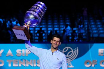Le Serbe Novak Djokovic lève son trophée après sa victoire à l'Open de Tel Aviv Watergen 2022 en Israël, le 2 octobre 2022